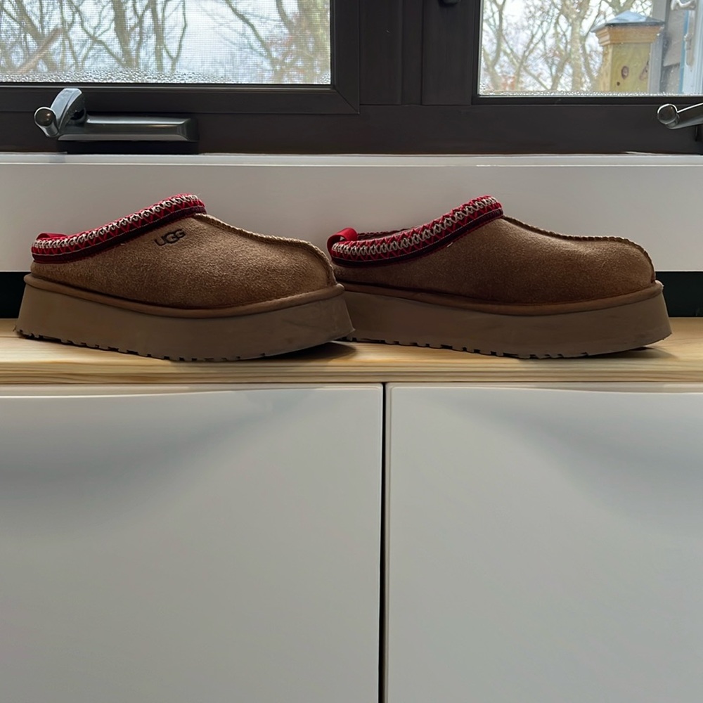 Ugg Tazz Platform Chestnut 7 barely worn still has stickers on bottom like new